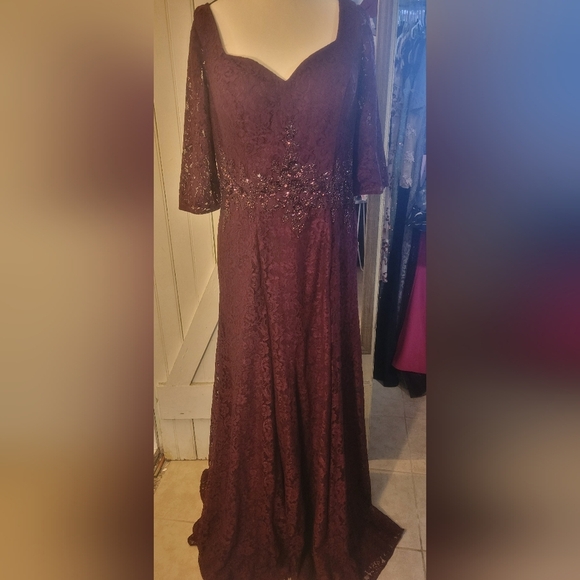 Elegant Lace Evening Gown in Deep Burgundy - Picture 7 of 7